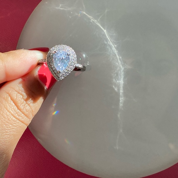 ✨Sparkling Pear Shaped Ring✨ - Picture 6 of 8